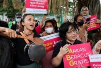 1759319093728-bawa-centong-panci-emak-emak-gelar-aksi-protes-mbg-di-monas-1759314433348_169