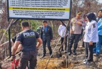 1759340034887-polres-kampar-memasang-32-plang-peringatan-larangan-aktivitas-di-8-titik-bekas-karhutla-1759336129841_169