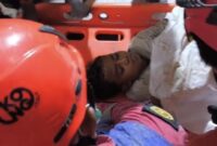 1759340105895-haical-salah-satu-santri-ponpes-al-khoziny-tertimpa-reruntuhan-bangunan-yang-berhasil-dievakuasi-dengan-selamat-1759326216582_169