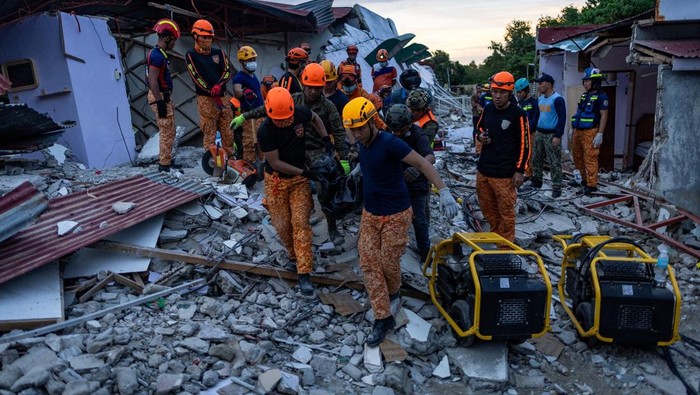 1759383839599-gempa-filipina-tewaskan-72-orang-ribuan-mengungsi-1759377528262_169
