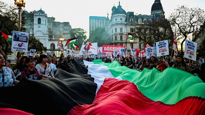 1759491658805-gelombang-protes-menggema-kecam-israel-yang-cegat-kapal-bantuan-ke-gaza-1759465302338_169