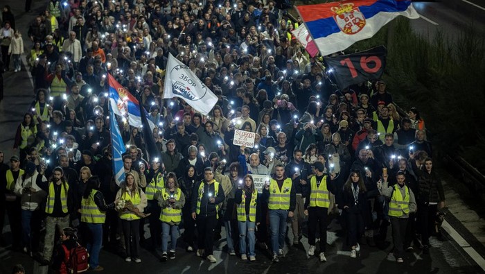 1759512953719-potret-gelombang-protes-anti-pemerintah-terus-berlanjut-di-serbia-1759474301522_169