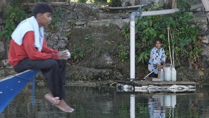 1759577628707-air-bersih-belum-merata-suku-bajo-masih-bergantung-pada-jeriken-air-1759476795862_169
