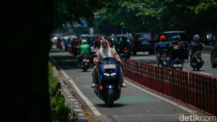 1759577704828-duh-jalur-sepeda-di-jaktim-diserobot-pemotor-untuk-lawan-arus-1759562307877_169