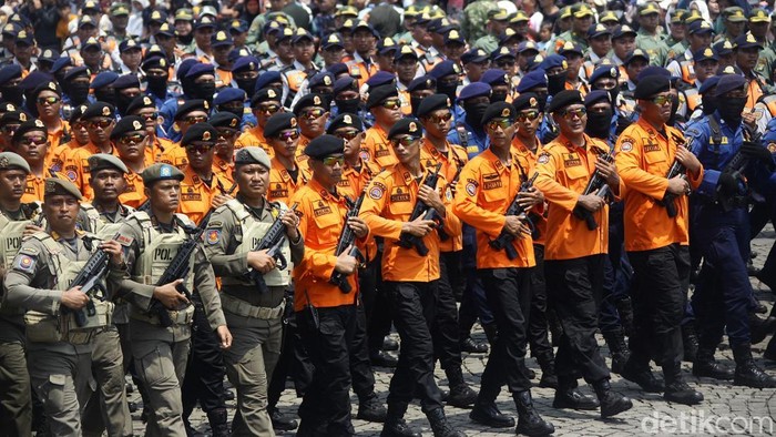 1759685533969-semangat-pasukan-nonmiliter-saat-defile-di-hut-tni-ke-80-1759664870054_169