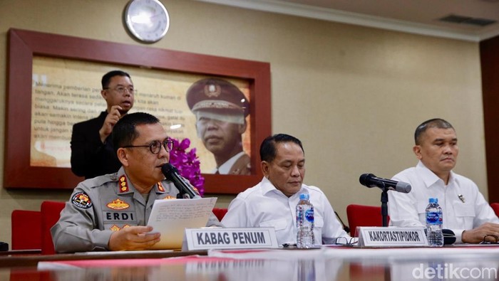 1759750595223-polri-tetapkan-halim-kallafahmi-mochtar-tersangka-korupsi-pltu-kalbar-1759745226598_169