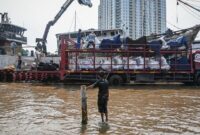 1759923578064-banjir-rob-di-pesisir-jakarta-1759914911369_169