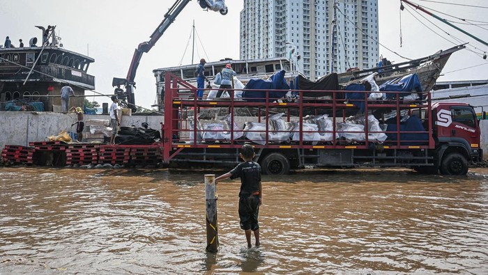 1759923578064-banjir-rob-di-pesisir-jakarta-1759914911369_169