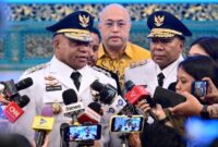 1759965891345-gubernur-papua-mathius-fakhiri-muchlis-jr-biro-pers-sekretariat-presiden-1759943819990_169