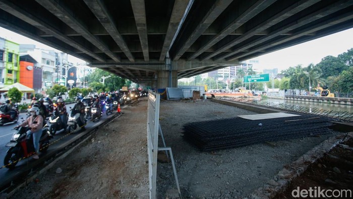 1760420280835-penerapan-contraflow-di-kalimalang-imbas-pembangunan-jembatan-wisata-air-1760356189876_169