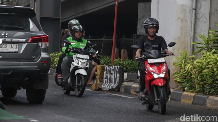 1760700720481-pemotor-lawan-arah-menjamur-di-kolong-flyover-kebayoran-lama-1760697646116_169