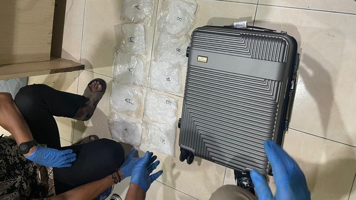 1761284625250-penampakan-sabu-seberat-2-kg-yang-dibawa-penumpang-pesawat-dalam-koper-di-bandara-haluoleo-kendari-1761270466820_169