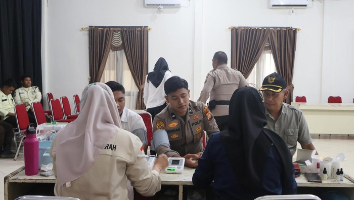 1761327094973-polres-pelalawan-menggelar-donor-darah-di-hut-ke-74-humas-polri-1761319980051_169