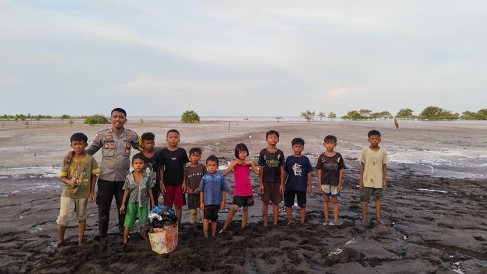 1761327138237-bhabinkamtibmas-di-kepulauan-meranti-ajak-anak-anak-suku-akit-menanam-mangrove-di-pantai-gelombang-cinta-1761319188615_169