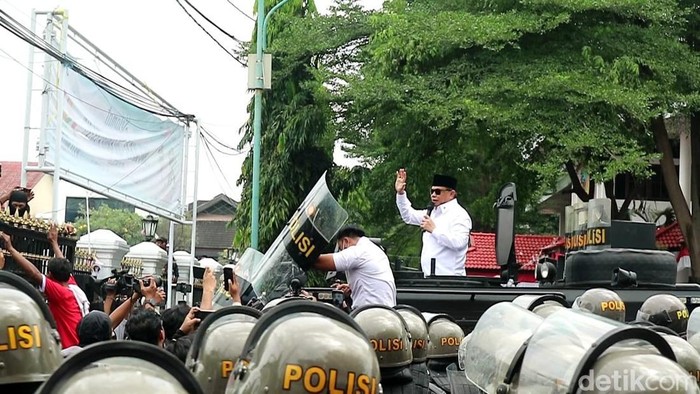 1761327202823-bupati-pati-sudewo-menemui-massa-aksi-di-depan-kantornya-rabu-1382025-1755064024051_169