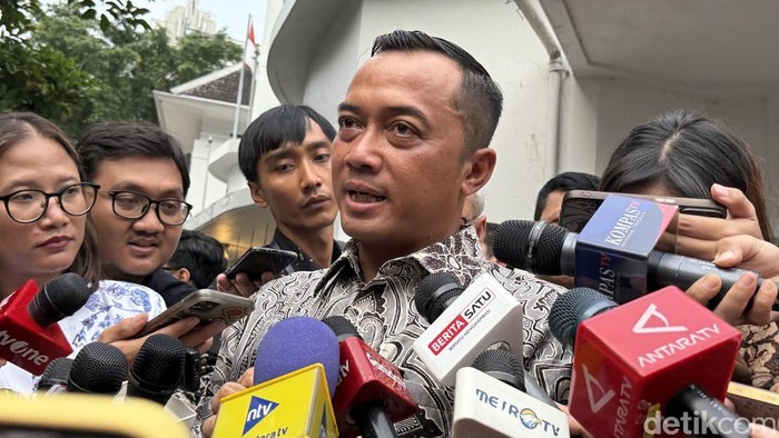 1761327224411-menteri-sekretaris-negara-mensesneg-prasetyo-hadi-evadetikcom-1760716820406_169