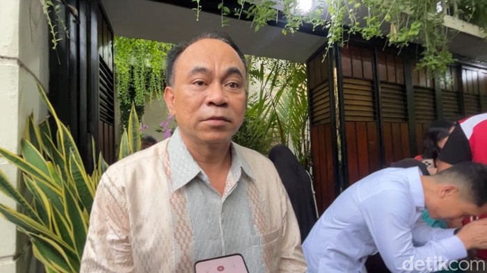 1761347963333-menkop-budi-arie-silaturahmi-ke-jokowi-saat-lebaran-selasa-142025-1743513283463_169