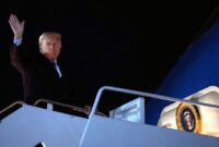 1761391970560-trump-saat-menaiki-pesawat-kepresidenan-as-air-force-one-untuk-melakukan-penerbangan-ke-kawasan-asia-1761384342310_169
