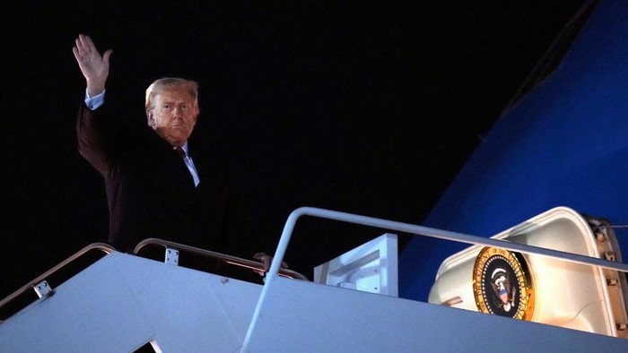 1761391970560-trump-saat-menaiki-pesawat-kepresidenan-as-air-force-one-untuk-melakukan-penerbangan-ke-kawasan-asia-1761384342310_169