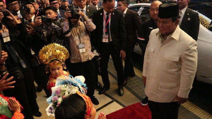 1761413422323-presiden-prabowo-subianto-saat-tiba-di-hotel-tempat-menginap-di-kuala-lumpur-malaysia-sabtu-25102025-malam-1761405944380_169