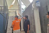 1761478525656-polisi-saat-mengecek-atap-lapangan-padel-yang-roboh-di-jakbar-dok-istimewa-1761473139612_169