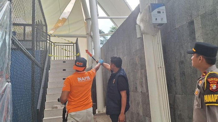 1761478525656-polisi-saat-mengecek-atap-lapangan-padel-yang-roboh-di-jakbar-dok-istimewa-1761473139612_169