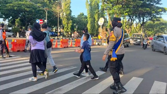 1761499959036-personel-mojang-lodaya-polwan-polres-bogor-melaksanakan-patroli-di-car-free-day-dokistimewa-1761492937086_169
