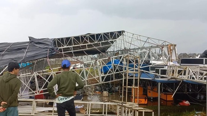 1761500094835-hujan-deras-dan-angin-kencang-menyebabkan-panggung-dan-tenda-ambruk-di-gunungsindur-expo-bogor-dokistimewa-1761486097591_169