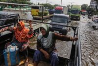 1761564970440-hari-keenam-banjir-pantura-semarang-kendaraan-masih-merayap-1761548156181_169