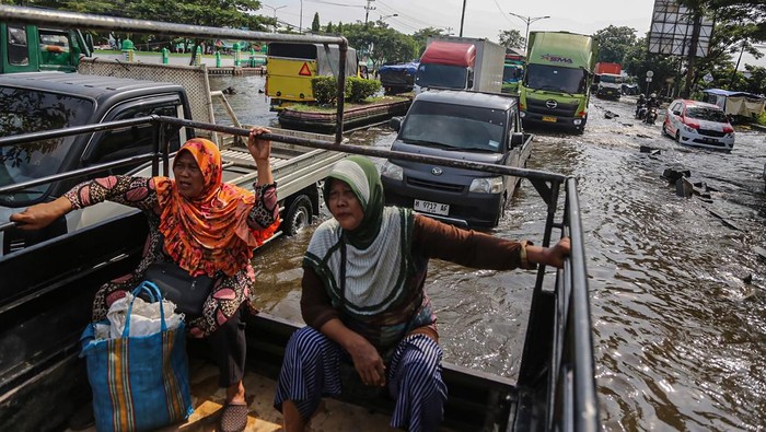 1761564970440-hari-keenam-banjir-pantura-semarang-kendaraan-masih-merayap-1761548156181_169