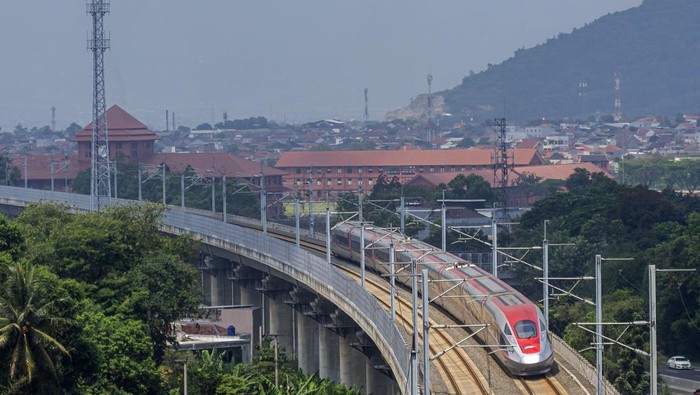 1761564992254-whoosh-melaju-pemerintah-bahas-ekspansi-jalur-kereta-cepat-hingga-surabaya-1753956493264_169