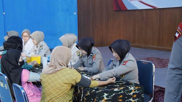 1761565117599-brimob-polda-metro-jaya-menggelar-bakti-kesehatan-menjelang-hut-ke-80-korps-brimob-1761560772181_169