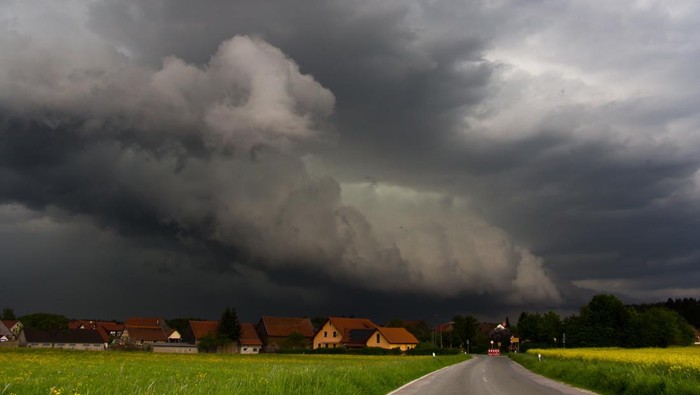 1761586365300-awan-badai-1_169