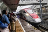 1761629978956-antusiasme-penumpang-di-rute-baru-kereta-cepat-whoosh_169