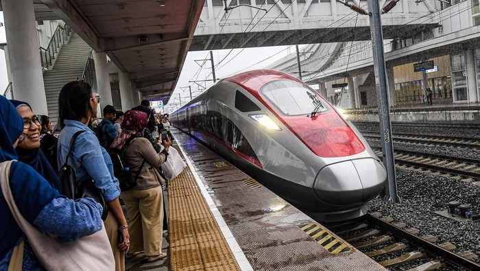 1761629978956-antusiasme-penumpang-di-rute-baru-kereta-cepat-whoosh_169