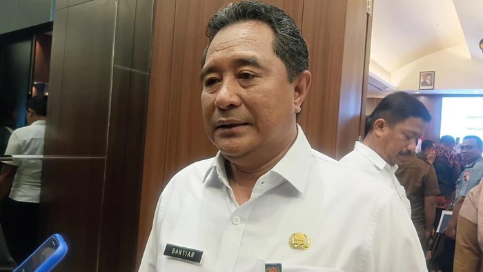1761630005547-direktur-jenderal-politik-dan-pemerintahan-umum-kemendagri-bahtiar-1761627169355_169