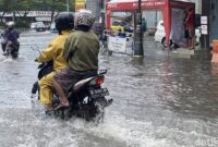 1761630022045-banjir-di-kawasan-museum-kota-lama-kecamatan-semarang-tengah-kota-semarang-selasa-28102025-1761624587536_169