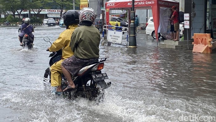 1761630022045-banjir-di-kawasan-museum-kota-lama-kecamatan-semarang-tengah-kota-semarang-selasa-28102025-1761624587536_169