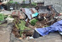 1761630038430-tebing-setinggi-10-meter-longsor-imbas-hujan-deras-dan-membanjiri-12-rumah-di-bondongan-kota-bogor-warga-histeris-ketika-peris-1761626153091_169