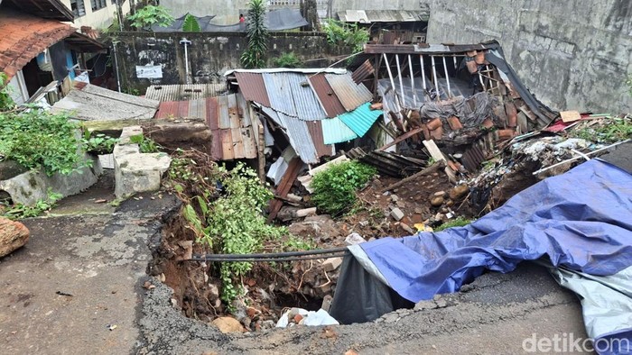 1761630038430-tebing-setinggi-10-meter-longsor-imbas-hujan-deras-dan-membanjiri-12-rumah-di-bondongan-kota-bogor-warga-histeris-ketika-peris-1761626153091_169