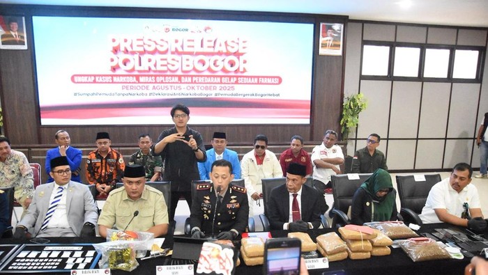 1761630190207-polres-bogor-rilis-tersangka-kasus-narkoba-1761625363358_169