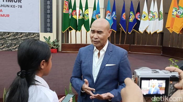 1761630233465-gubernur-ntt-viktor-bungtilu-laiskodat-saat-jumpa-pers-seusai-pidato-pembangunan-dalam-rangka-menyongsong-hut-ri-di-kota-kupan_169