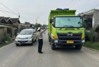 1761651461017-satlantas-polres-serang-menertibkan-truk-tambang-yang-melanggar-jam-operasinal-di-jalan-raya-cikanderangkasbitung-serang-bante-1760963473317_169
