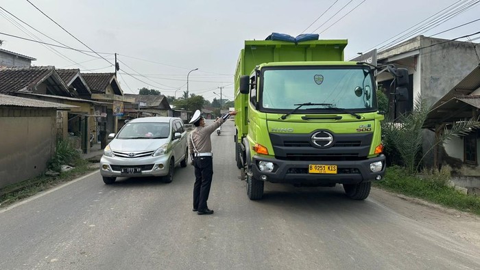 1761651461017-satlantas-polres-serang-menertibkan-truk-tambang-yang-melanggar-jam-operasinal-di-jalan-raya-cikanderangkasbitung-serang-bante-1760963473317_169