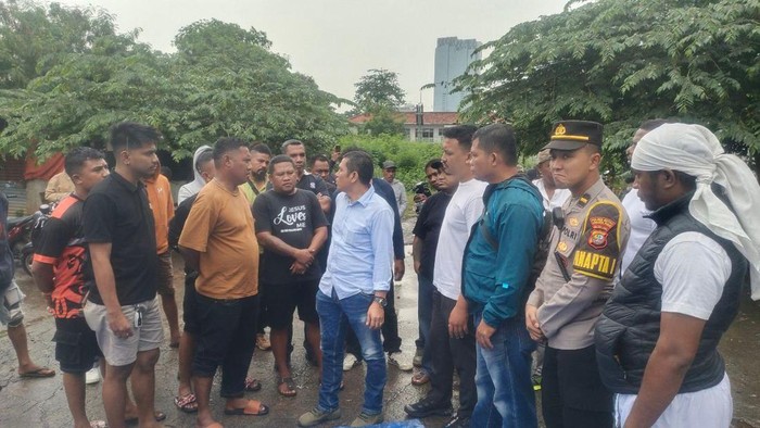 1761651509918-polisi-menyita-20-senjata-tajam-hingga-senapan-angin-terkait-keributan-antarkelompok-berujung-seorang-pengacara-ditembak-di-la-1761648347181_169