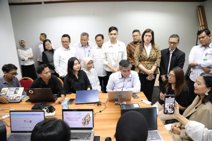 1761651531577-menteri-ketenagakerjaan-yassierli-meninjau-pelaksanaan-program-magang-nasional-2025-bagi-lulusan-baru-perguruan-tinggi-di-grah-1761648149627