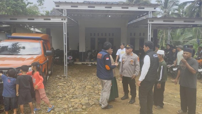 1761651552174-anggota-polsek-cibaliung-dan-polres-pandeglang-di-lokasi-pembacokan-1761567291107_169