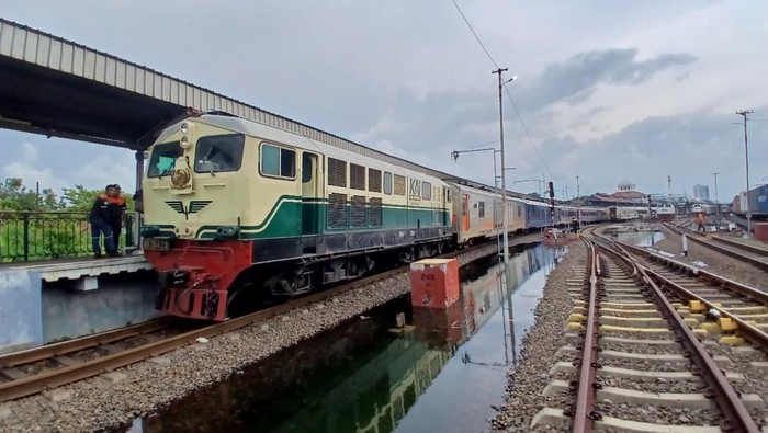 1761693650078-lokomotif-diesel-hidrolik-bb-304-dioperasikan-imbas-banjir-di-jalur-ka-semarang-tawang-alastua-selasa-28102025-1761654857766_169