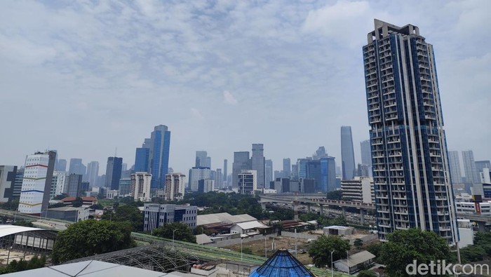 1761716317889-kondisi-langit-di-jakarta-selatan-yang-menurut-iqair-masuk-dalam-kategori-tidak-sehat-per-pukul-1135-wib-rabu-29-oktober-2025--1761713335025_169