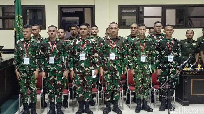 1761716381938-suasana-di-ruang-sidang-dan-ayah-almarhum-prada-lucky-namo-serma-chrestian-namo-yang-diwawancarai-terpisah-selasa-28102025-sim-1761654954654_169